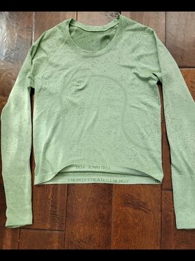 Lululemon Athletica Light Green Long-Sleeve Activewear Women's Top 8